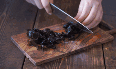 黑木耳一下鍋就噼裡啪啦響？學會這幾招，不炸鍋不濺油