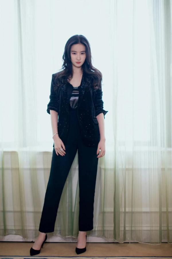 劉亦菲年度最佳裙裝，清水出芙蓉，天然去雕飾，清純唯美