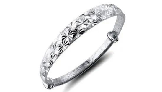 老年人戴銀手鐲有講究，選推拉更舒適，福壽更討喜