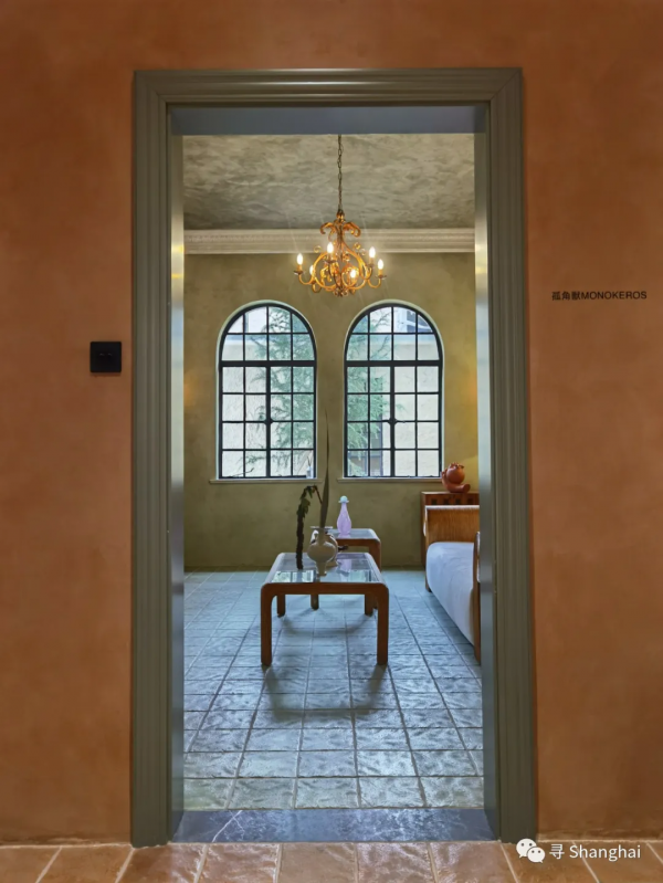 在莫蘭迪色的洋房裡看中古傢俱展