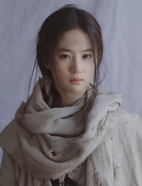 透視裙、漁網襪、花裙子，穿土味單品的女明星，照樣一個比一個美