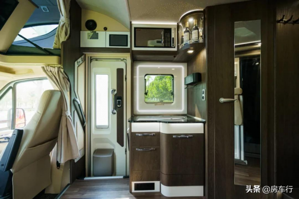 宇通新車重磅釋出：廊橋式線條，臉譜式配色，內有星空頂