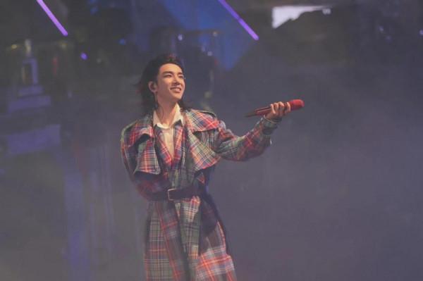 剛剛，歌王華晨宇加盟湖南衛視跨年晚會，和華晨宇一起跨年