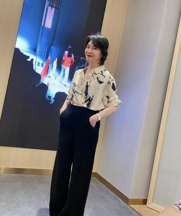 建議五六十歲的女人，日常穿搭別太花哨，不好搭配還會顯得俗氣
