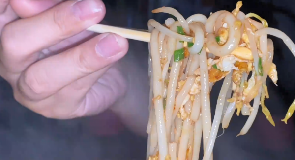 廣東路邊攤，湯粉只賣4元1份，碗上套著塑膠袋，接觸高溫不衛生