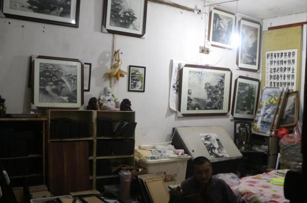 殘疾乞丐唐昌映:拜師學畫苦練7年,如今在街頭繪畫成網紅畫家 殘疾乞丐唐昌映:拜師學畫苦練7年,如今在街頭繪畫成網紅畫家