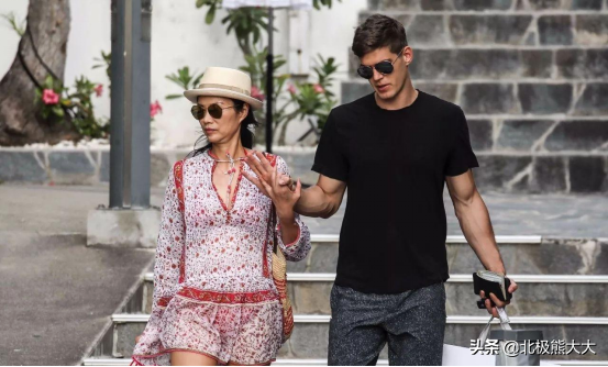 交際女王鄧文迪的“社交手段” 交際女王鄧文迪的“社交手段”