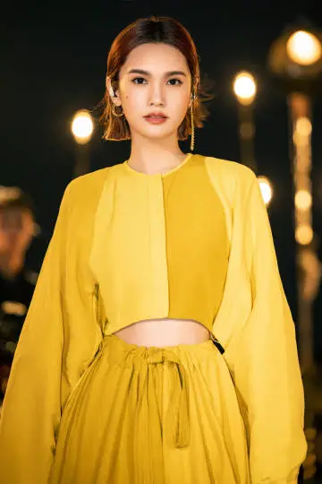 衛視中秋晚會明星造型:張碧晨人魚裙仙氣足,戚薇蓬蓬袖誇張 衛視中秋晚會明星造型:張碧晨人魚裙仙氣足,戚薇蓬蓬袖誇張