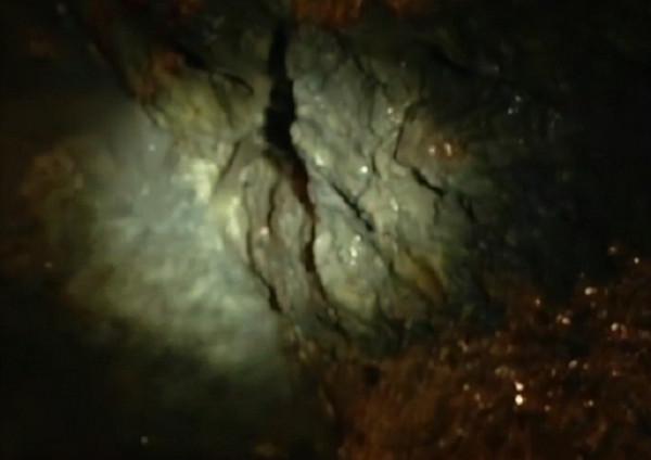 農家父子屋內挖井挖出財富，把家打造成收門票的景點，年入30多萬