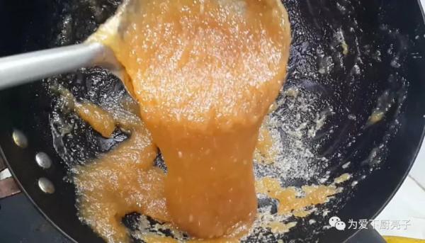 芝麻糯米粉這樣做，大勺一攪，做出好吃的軟糖片，平時待客全靠它