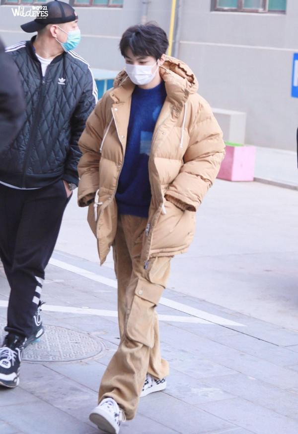 王俊凱參加文聯百花春晚的路透曝光，穿咖色羽絨服好暖和，真低調