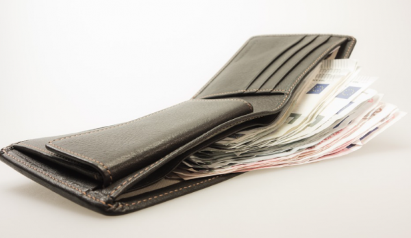 「意&CenterDot;暖心」拾金不昧！小鎮工人撿到裝有1000歐現金錢包後立即交公