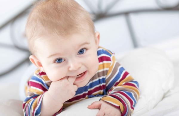 從小能吃手指和不能吃手指的孩子,20年後,四個差距會越來越大 從小能吃手指和不能吃手指的孩子,20年後,四個差距會越來越大