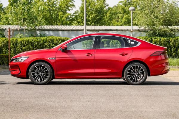 高品質純電家轎，配備“刀片電池”，續航600km，12.98萬起售