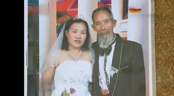 8年前，湖南71歲郎中生一男孩，如今由外婆照顧，夫妻倆在外旅遊