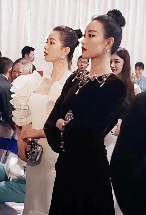 楊冪伸脖似鴕鳥,鹿晗關曉彤像老大爺,儀態差,顏值再高也白搭 楊冪伸脖似鴕鳥,鹿晗關曉彤像老大爺,儀態差,顏值再高也白搭