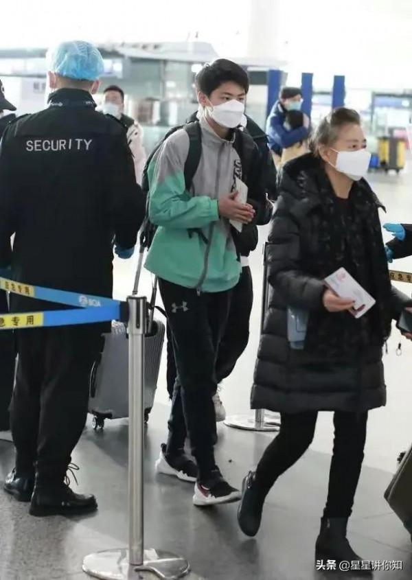 大兒子比媽高，小兒子懷中抱，蔣勤勤陳建斌一家四口出行太低調