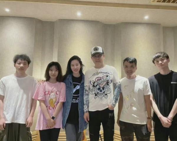 劉亦菲舒暢同框高調炫富!穿高奢大牌氣場全開,姐妹花顏值大暴擊 劉亦菲舒暢同框高調炫富!穿高奢大牌氣場全開,姐妹花顏值大暴擊