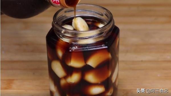 醃臘八蒜時,只放醋就錯了,大廚教你一招,味道純正,2天就變綠 醃臘八蒜時,只放醋就錯了,大廚教你一招,味道純正,2天就變綠