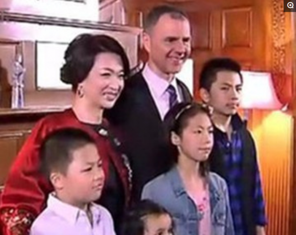 金星仨孩子近照曝光，全是棄嬰，金星好有愛