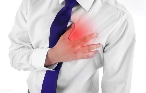 天冷了，中老年人出現這5種表現，可能是心梗在敲門！及時就診