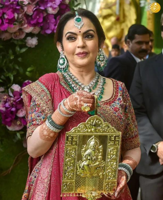 印度首富之妻：戴祖母綠鼻環比希拉里美，27層豪宅因風水從不過夜