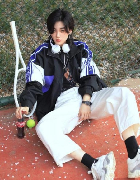 萬茜機場秀穿搭,高帽配鱷魚紋夾克好“叛逆”,像樂隊主唱嗎? 萬茜機場秀穿搭,高帽配鱷魚紋夾克好“叛逆”,像樂隊主唱嗎?