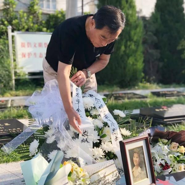 等了64年!弟弟攜家人來烈士陵園看姐姐,年過古稀哭得卻像個孩子 等了64年!弟弟攜家人來烈士陵園看姐姐,年過古稀哭得卻像個孩子