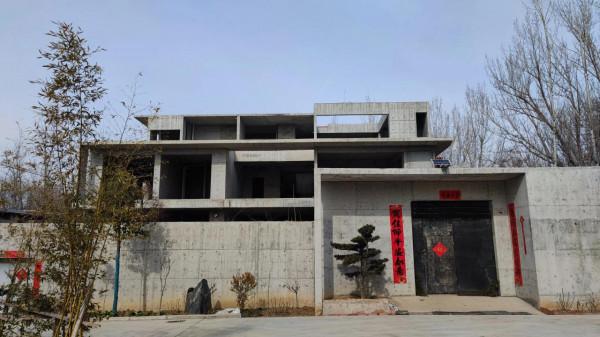 小山村發現有錢人豪宅