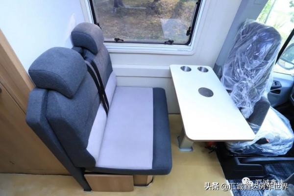 ​大通4人版柴油自動擋房車！簡潔佈局，還設多種實用設計