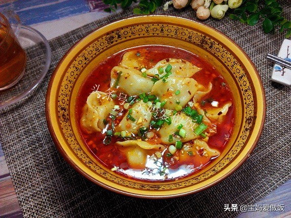 好好吃的番茄酸辣湯餃，湯底濃郁，一碗下肚渾身熱乎