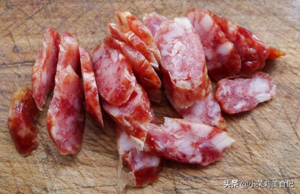 灌香腸怎麼做好吃？賣腸大爺：牢記2放2不放，不膩不腥，越嚼越香