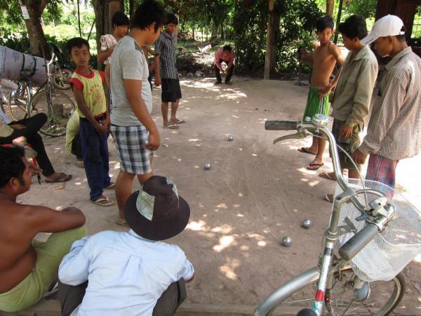 小夥獨自騎行柬埔寨,在小鎮斯昆落淚了,兩位中國英雄曾在此犧牲 小夥獨自騎行柬埔寨,在小鎮斯昆落淚了,兩位中國英雄曾在此犧牲