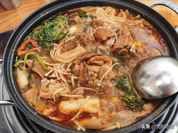 吃脊骨土豆鍋的精華不在於啃骨頭，而是最後的鍋底炒飯