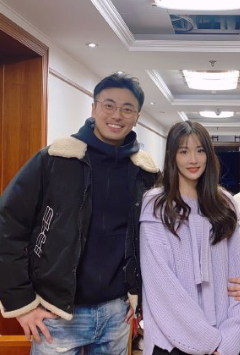 徐帆胡軍罕同框，與小輩站著合影如同齡人，54歲徐帆巴掌臉好精緻