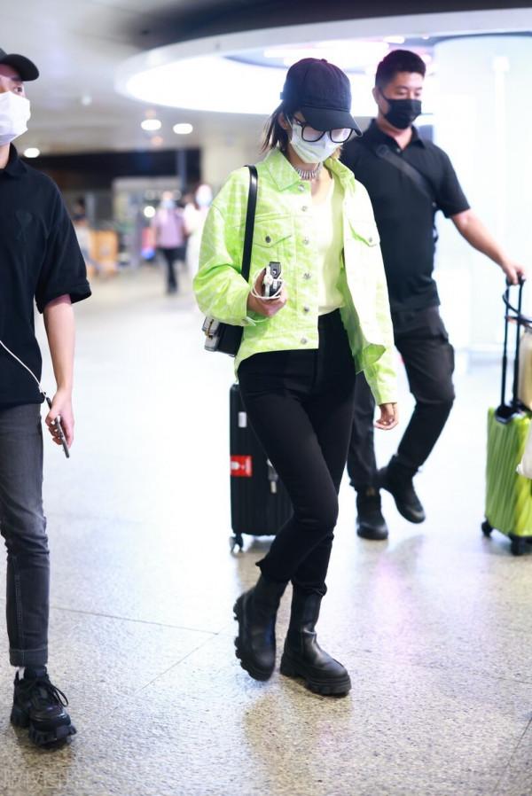 唐藝昕穿綠色牛仔衣搭配小黑褲,腳踩厚底靴很時髦 唐藝昕穿綠色牛仔衣搭配小黑褲,腳踩厚底靴很時髦