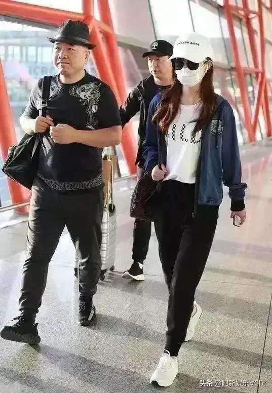 當農村女孩趙麗穎遇到鄉村愛情的劉能，畫風突變，一下子就扭秧歌