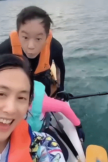 黃貫中中秋曬妻女表達想念，一家三口划船出遊，女兒越長越像朱茵