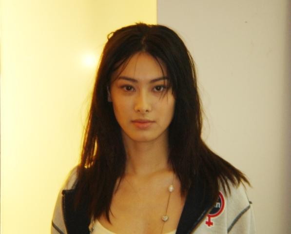 “豪門棄婦”梁洛施的悲傷，2年生3子，為何李家就是不娶她進門