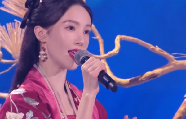 跨年禮服內卷現場：楊冪楊穎拼公主風，關曉彤走國際線，唐嫣貴氣