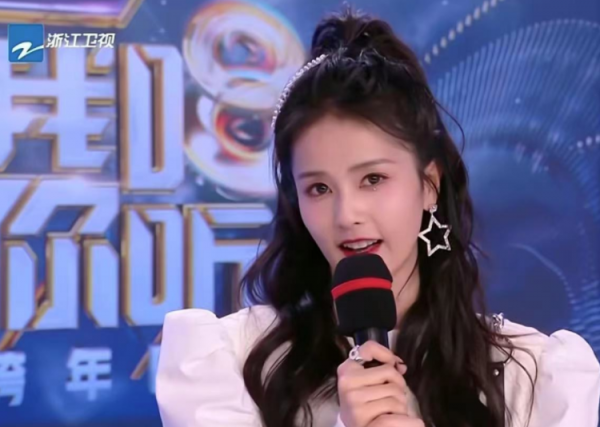 跨年禮服內卷現場：楊冪楊穎拼公主風，關曉彤走國際線，唐嫣貴氣