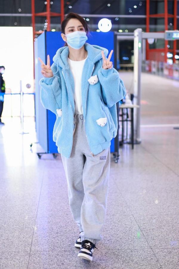 街拍:佟麗婭藍色毛絨外套+灰色運動褲+運動鞋+白色T恤可愛清純 街拍:佟麗婭藍色毛絨外套+灰色運動褲+運動鞋+白色T恤可愛清純