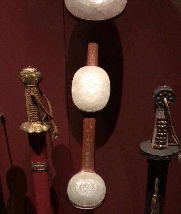 乾隆戰袍在巴黎靜靜地沉睡著 時時刻刻提醒我們要發奮圖強 自強不息