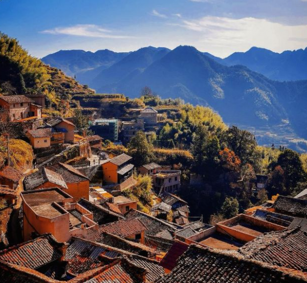 在浙江深處，有一個江南秘境，與世半隔絕中，獨特油畫景色醉人