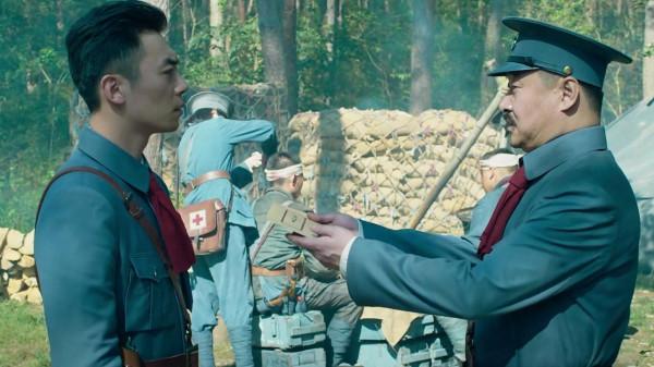 朱德是十大元帥之首，軍銜任命狀編號是004號，001號被誰拿走了？