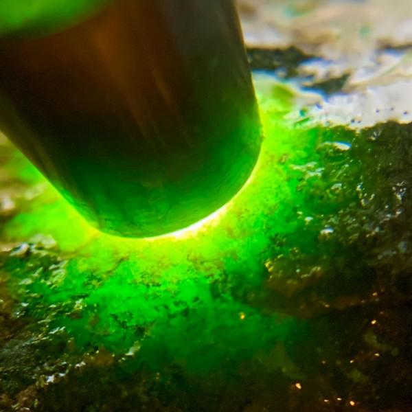 莫灣基料子完整規矩,油性十足,壓燈種老吸光冰感十足 莫灣基料子完整規矩,油性十足,壓燈種老吸光冰感十足