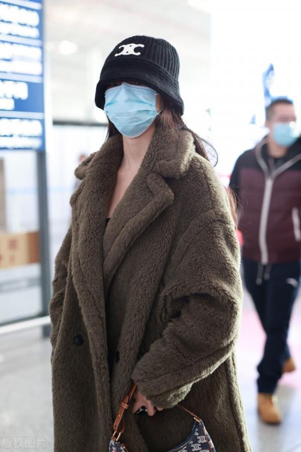 林允這麼怕冷？穿青綠色絨大衣搭配長筒靴時尚又保暖