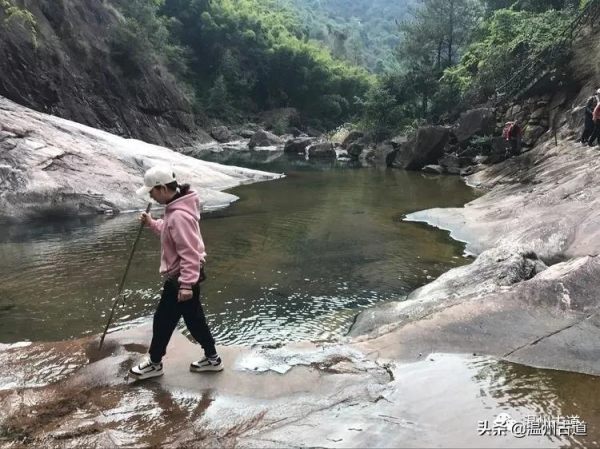 探幽臥龍峽，領略旖旎的山光水色