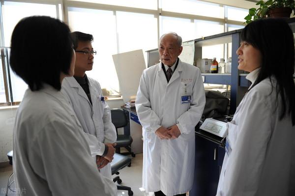 97歲院士攻克最兇白血病，放棄專利，讓百萬患者吃上13元抗癌藥