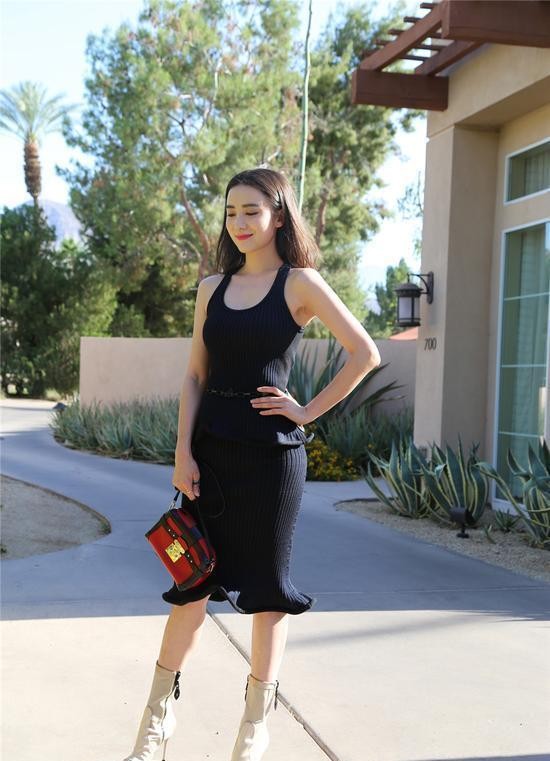 終於懂得宋佳的美,和外國超模坐一起,穿簡單黑裙也超美 終於懂得宋佳的美,和外國超模坐一起,穿簡單黑裙也超美